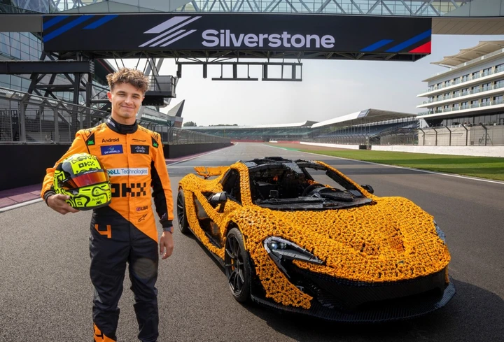 Lando Norris scende in pista con una McLaren P1 di LEGO