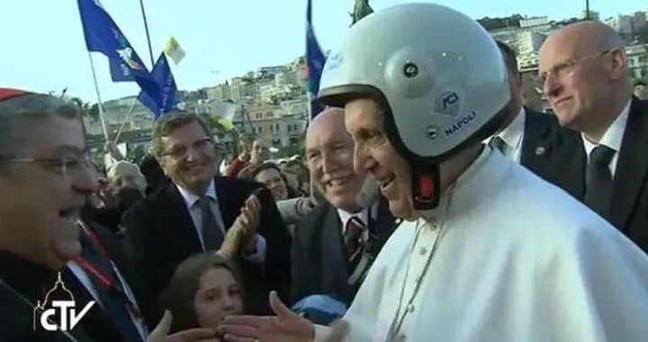 Papa Francesco sull'uso del casco: "Non basta il Cielo a proteggere i motociclisti"