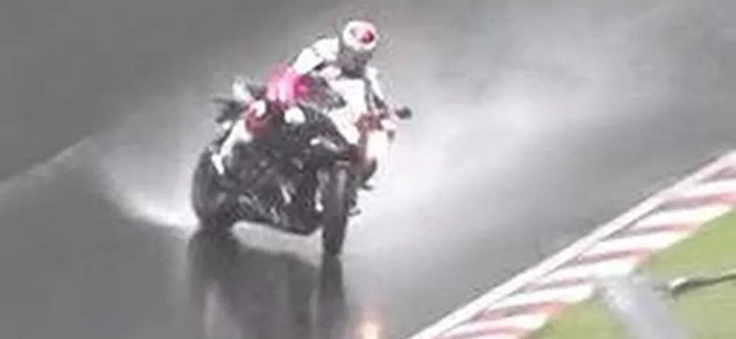 Scivolata in moto al Nürburgring