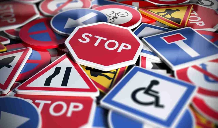 Codice della Strada: Patente sospesa per chi usa lo smartphone mentre guida