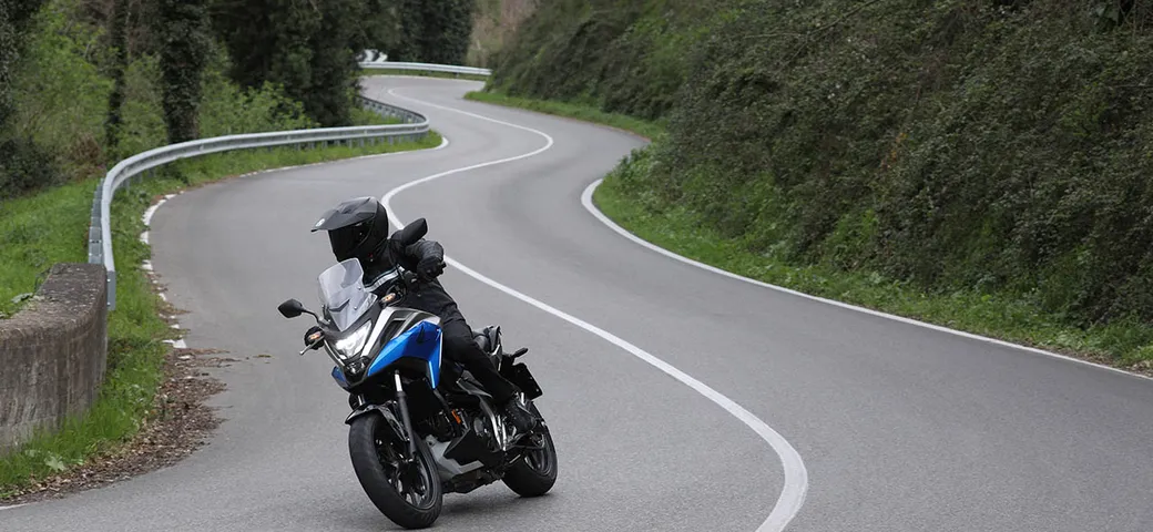 Honda NC750X 2021, la prova su strada (VIDEO)