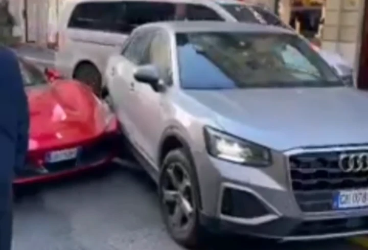 Milano: colpisce una Ferrari con il SUV e scappa [Video]