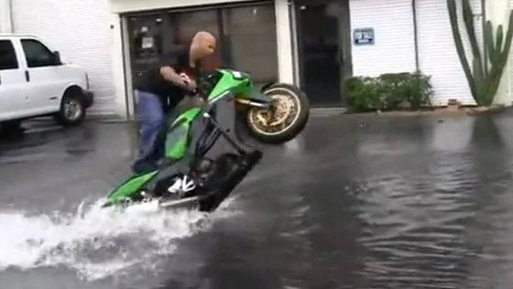 Video divertenti: drifting nell'acqua alta