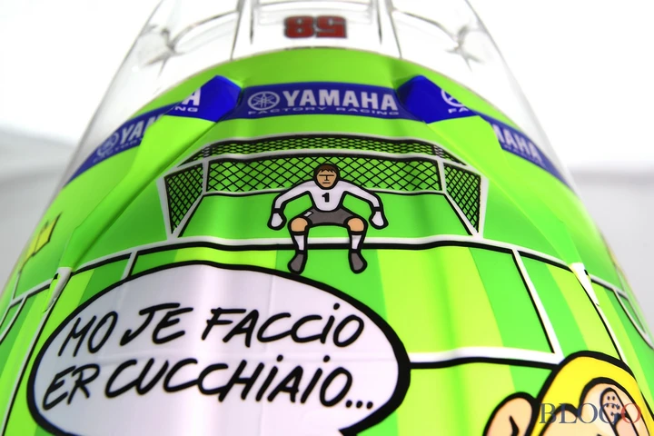 'Mo je faccio er cucchiaio' Valentino Rossi dedica il casco a Totti