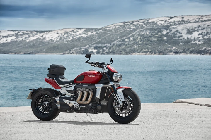 Triumph Rocket 3 e Rocket 3 GT: informazioni e foto ufficiali