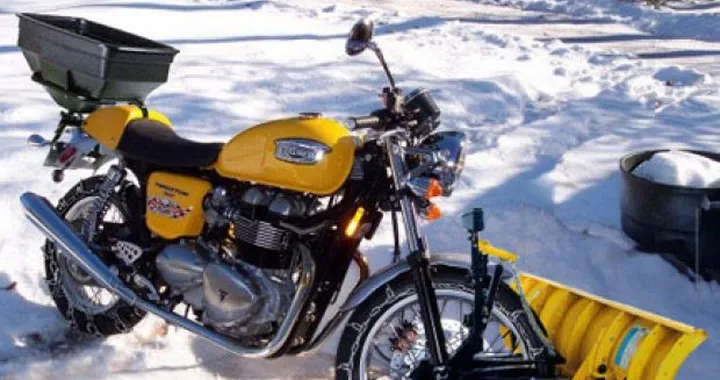 Foto del giorno: Triumph Bonneville spazzaneve