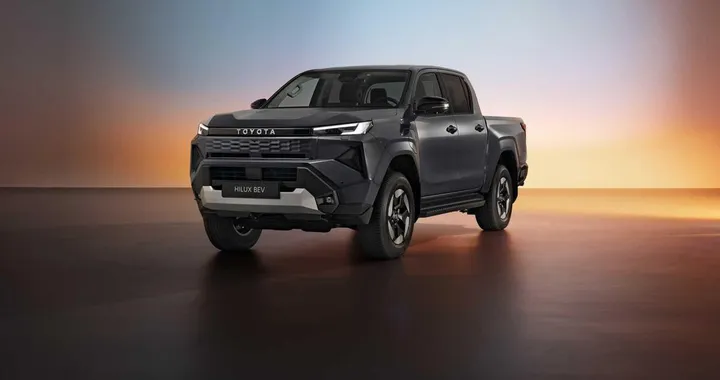 Toyota Hilux, lo storico pick-up diventa elettrificato: nuova era