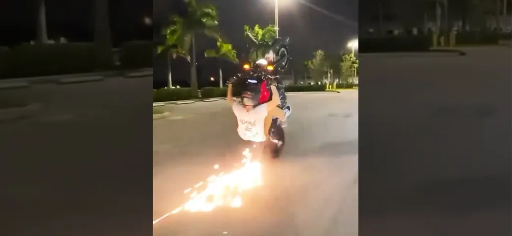 Impenna in moto, ma tocca il codino e cade rovinosamente (Video)