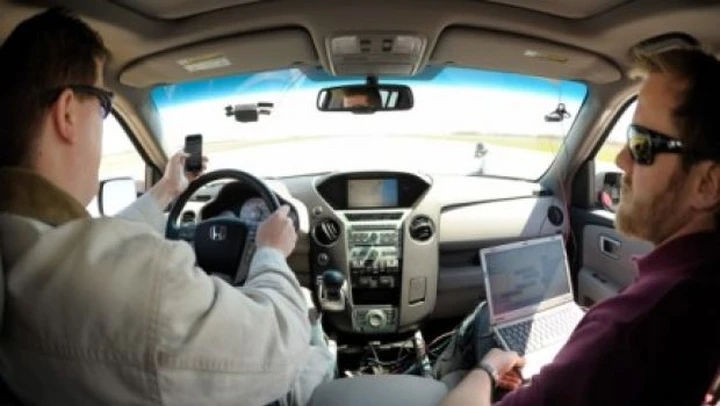 Scrivere SMS al volante è più pericoloso che guidare in stato di ebbrezza secondo Car&Driver