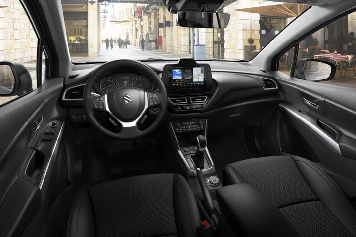 nuova Suzuki S-Cross Hybrid 2024 dotazioni