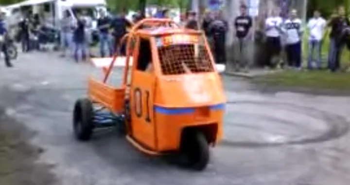Ape Piaggio General Lee con motore Suzuki 600 fa show [Video]