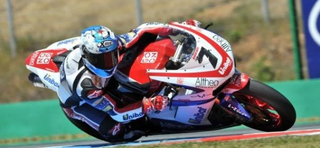 WSBK: Carlos Checa vince il rodeo di Gara1 ad Imola