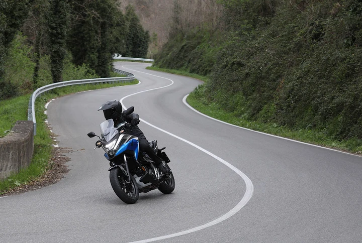 Honda NC750X 2021, la prova su strada (VIDEO)