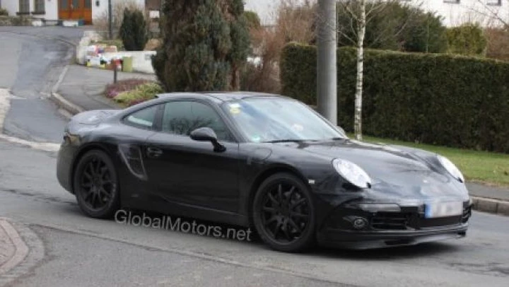 Porsche 911: nuove foto spia per l'erede della 997