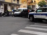 Buca il rosso e scappa dalla Polizia locale: causa un incidente