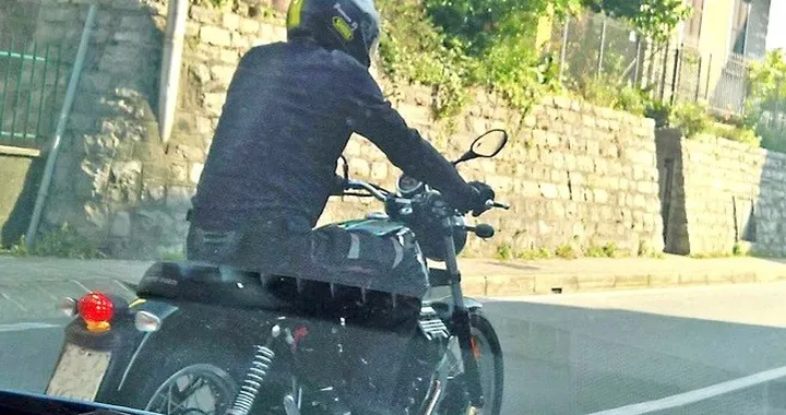 Moto Guzzi V7 e V9 Racer 2017: nuove foto spia