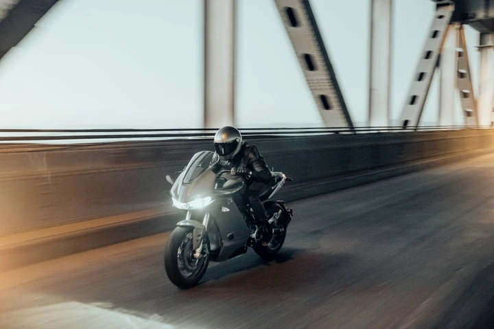 Zero Motorcycles: ecco SR/S, la Sport Tourer elettrica ad alte prestazioni