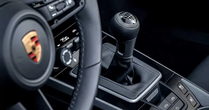 Porsche, il cambio manuale resta al suo posto: scelta di cuore