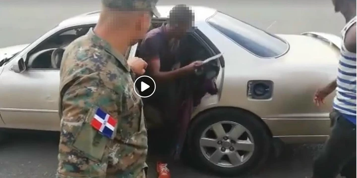 Stranezze in auto: 18 passeggeri su una berlina [Video]