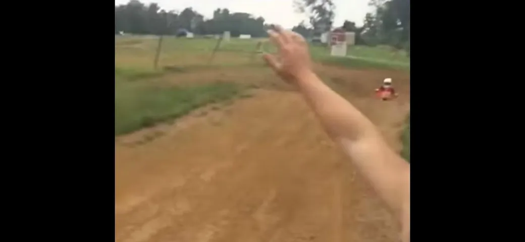 Selfie pericoloso, colpito durante una gara di motocross [Video]
