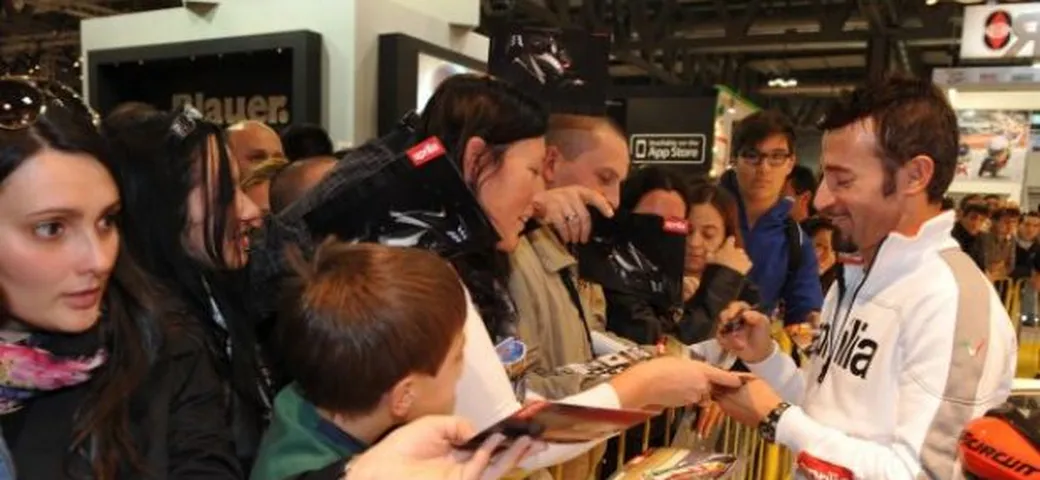 Max Biaggi ha salutato i tifosi al Salone Eicma di Milano 2011