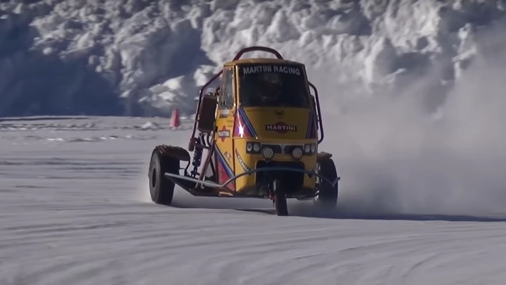 Piaggio Ape, derapate sulla neve con il prototipo motorizzato Triumph [Video]