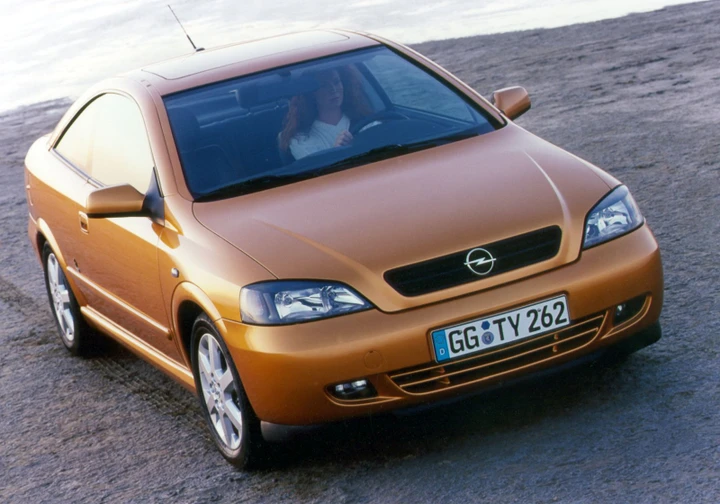 Opel Astra Coupé: 20 anni per la sportiva firmata Bertone