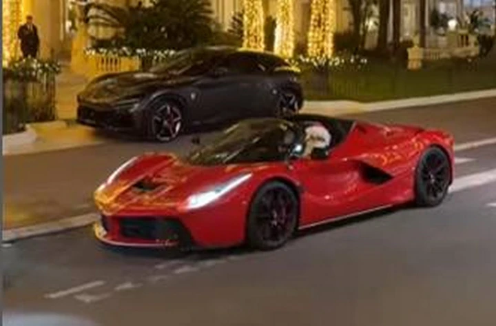 Babbo Natale sulla Ferrari LaFerrari per le festività di fine anno | Video