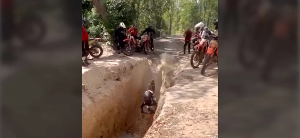 Video: l'endurista fa un bel bagno nel fango