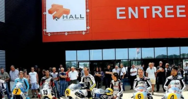 Assen: piloti di oggi e moto d'epoca nell'università del motociclismo
