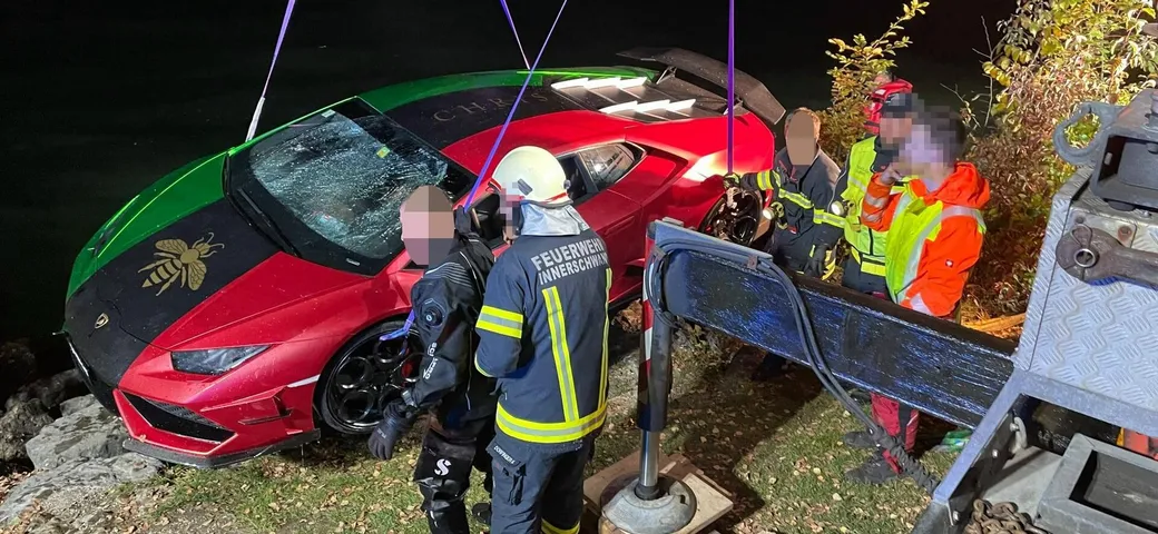 Con la Lamborghini Huracan finisce nel lago in manovra