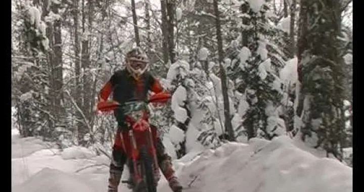 Video: enduro sulla neve in Svezia