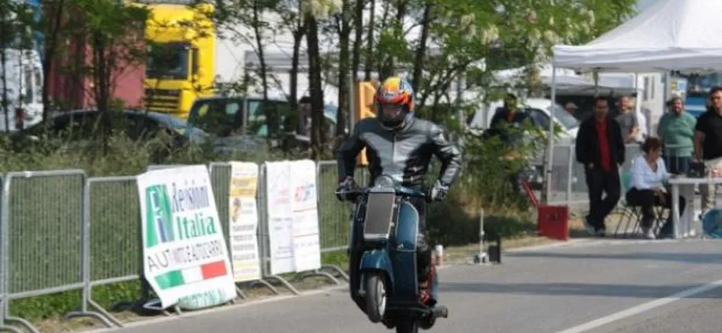 Gara di accelerazione a Trecasali (PR) di Vespe e Lambrette