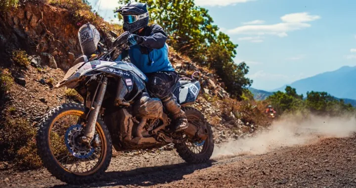 BMW R1300RR, la GS trasformata in una vera moto da rally