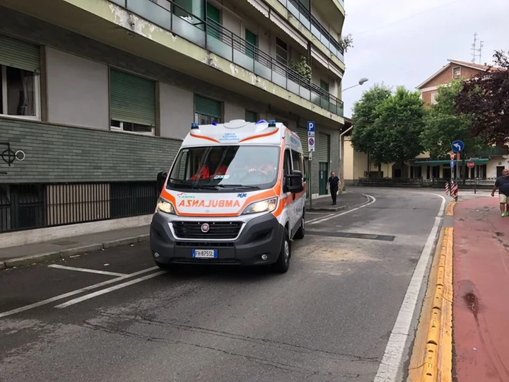 Incidenti cambio automatico: marcia sbagliata, travolge la moglie
