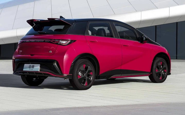 BYD Dolphin diventa ibrida plug-in, fino a 90 km in elettrico
