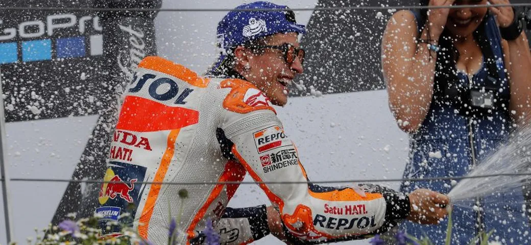 Marquez “re” del Sachsenring torna in vetta nel mondiale. Dovizioso e Rossi … scendono
