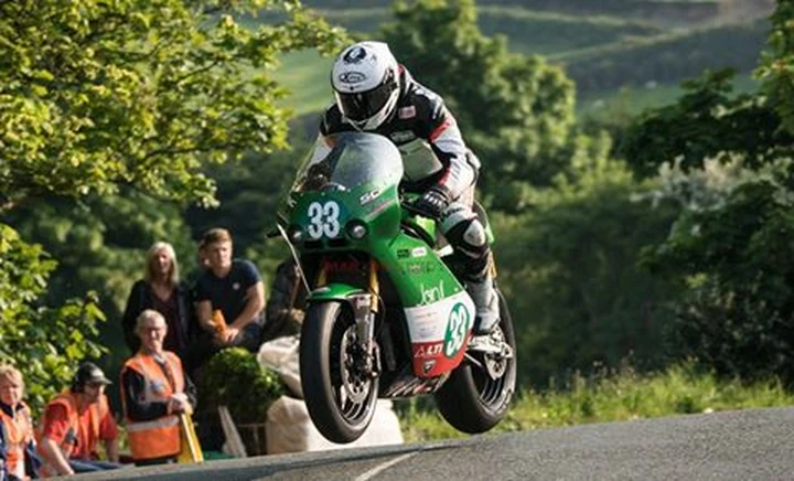 TT 2016, Michael Dunlop da record. Bonetti-Paton, sogno italiano
