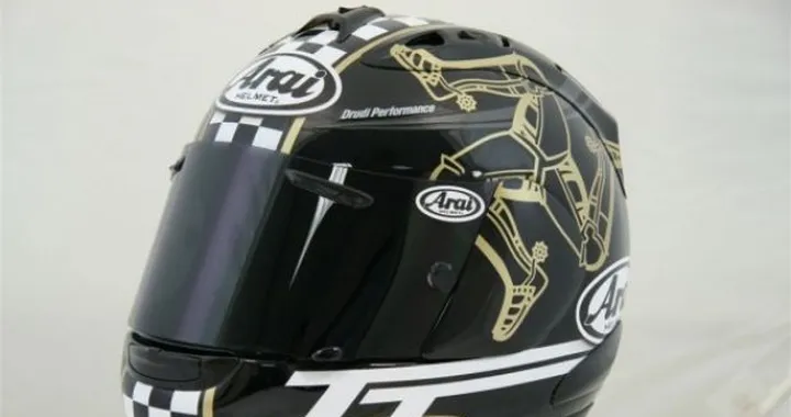 Arai TT Limited Edition 2010: un nuovo casco dedicato al Tourist Trophy