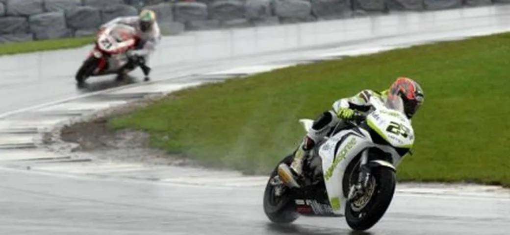 Donington bagnata: show e colpi di scena