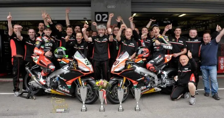 Guintoli la formica operosa, Laverty il leone: i piloti Aprilia a confronto