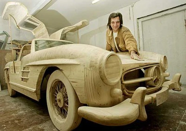 Vendesi Mercedes 300 SL in legno