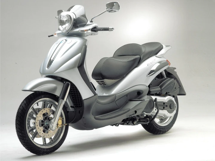 Piaggio Beverly: la storia dello scooter GT a ruote alte di Pontedera
