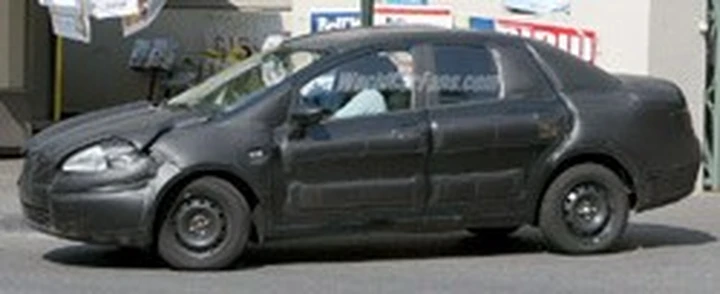 Fiat Grande Punto 4 porte, foto-spia