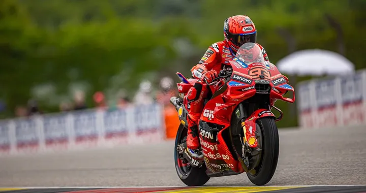 MotoGP Sachsenring 2025: Marquez domina e scrive la storia, solo dieci piloti al traguardo
