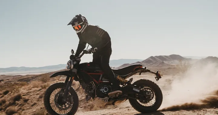 Ducati Scrambler Desert Sled Fasthouse: edizione limitata per celebrare la vittoria nella Mint 400