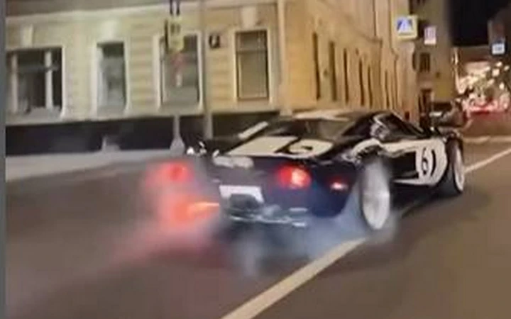 Ford GT: brividi urbani nella notte ed è quasi crash | Video