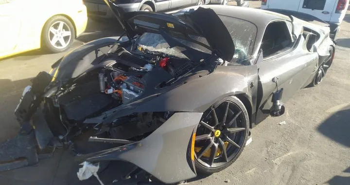 Ferrari SF90 Stradale distrutta a pochi chilometri dalla consegna