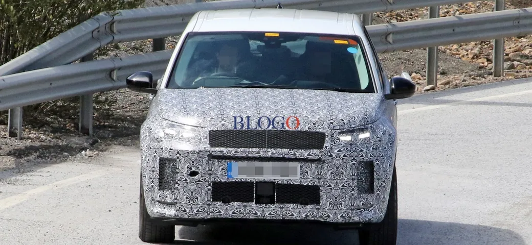 Land Rover Discovery Sport: foto spia della versione restyling