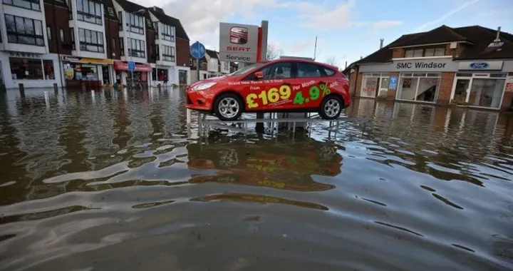 Alluvione in Inghilterra: l'auto cammina sull'acqua?